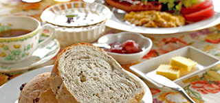 朝食の焼きたてパン